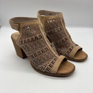 Vince Camuto Keannie Tan open toe wedge‎ laser cut sandals 8M Summer